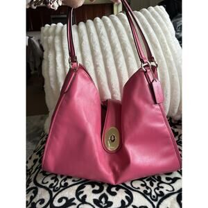 🩷🩷 Coach Carlyle Hobo in Hot Pink Turnlock F37637 🩷🩷